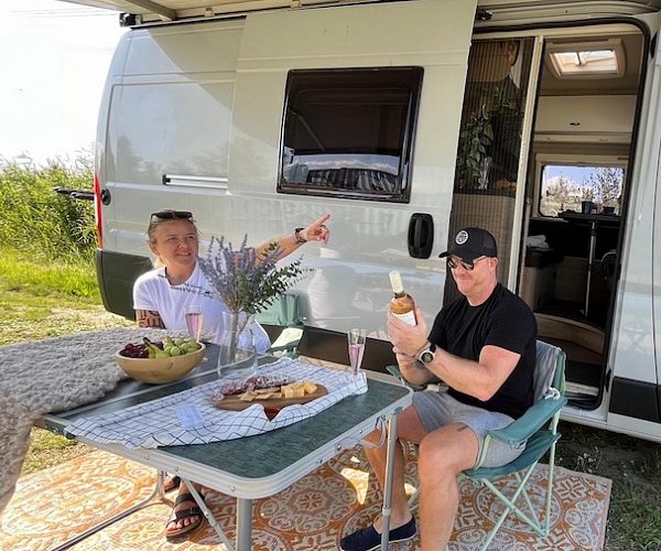 Twee leden van het Jolly Campers-team genieten van een camper