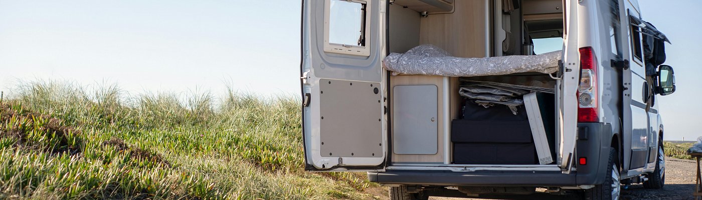 bannerafbeelding met camper en de achterdeuren open