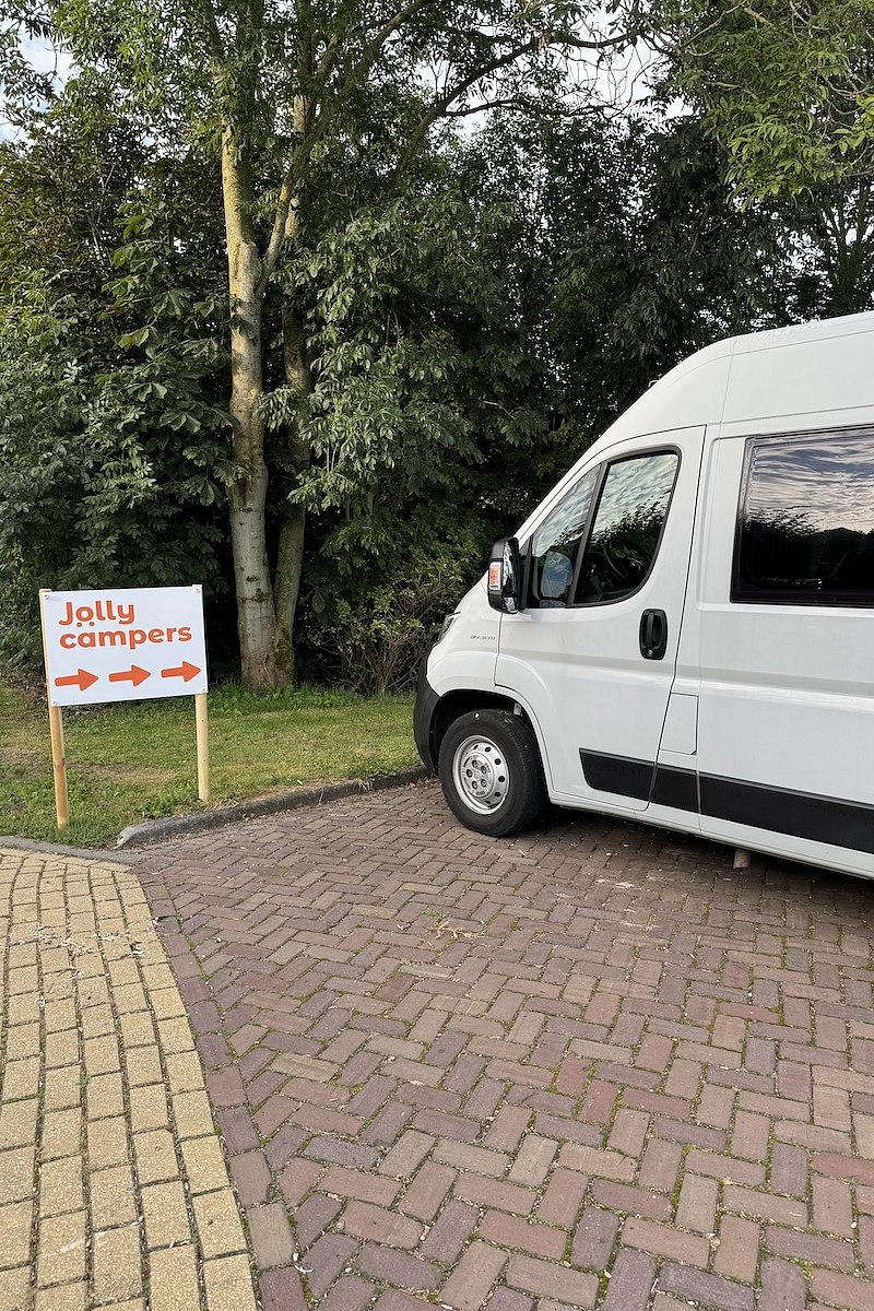 Een foto met Vini de camper op onze parkeerplaats aan het strand